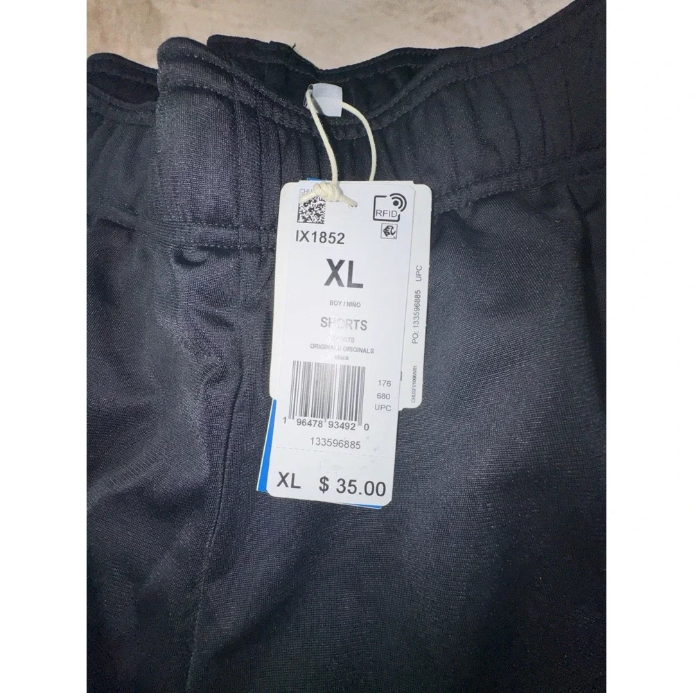 NWT Boys Adidas Originals Trefoil Lifestyle Shorts Black/Red IX1852 Size XL